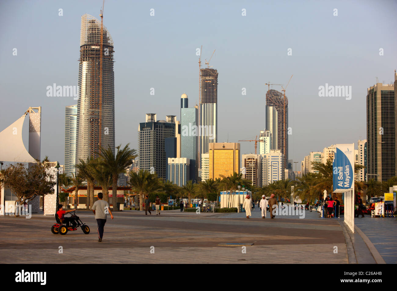 Skyline di Abu Dhabi, capitale degli Emirati Arabi Uniti. Foto Stock