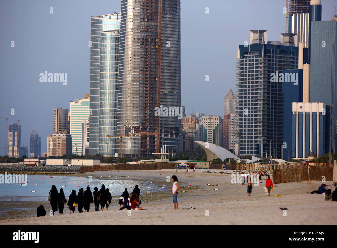 Skyline di Abu Dhabi, capitale degli Emirati Arabi Uniti. Foto Stock