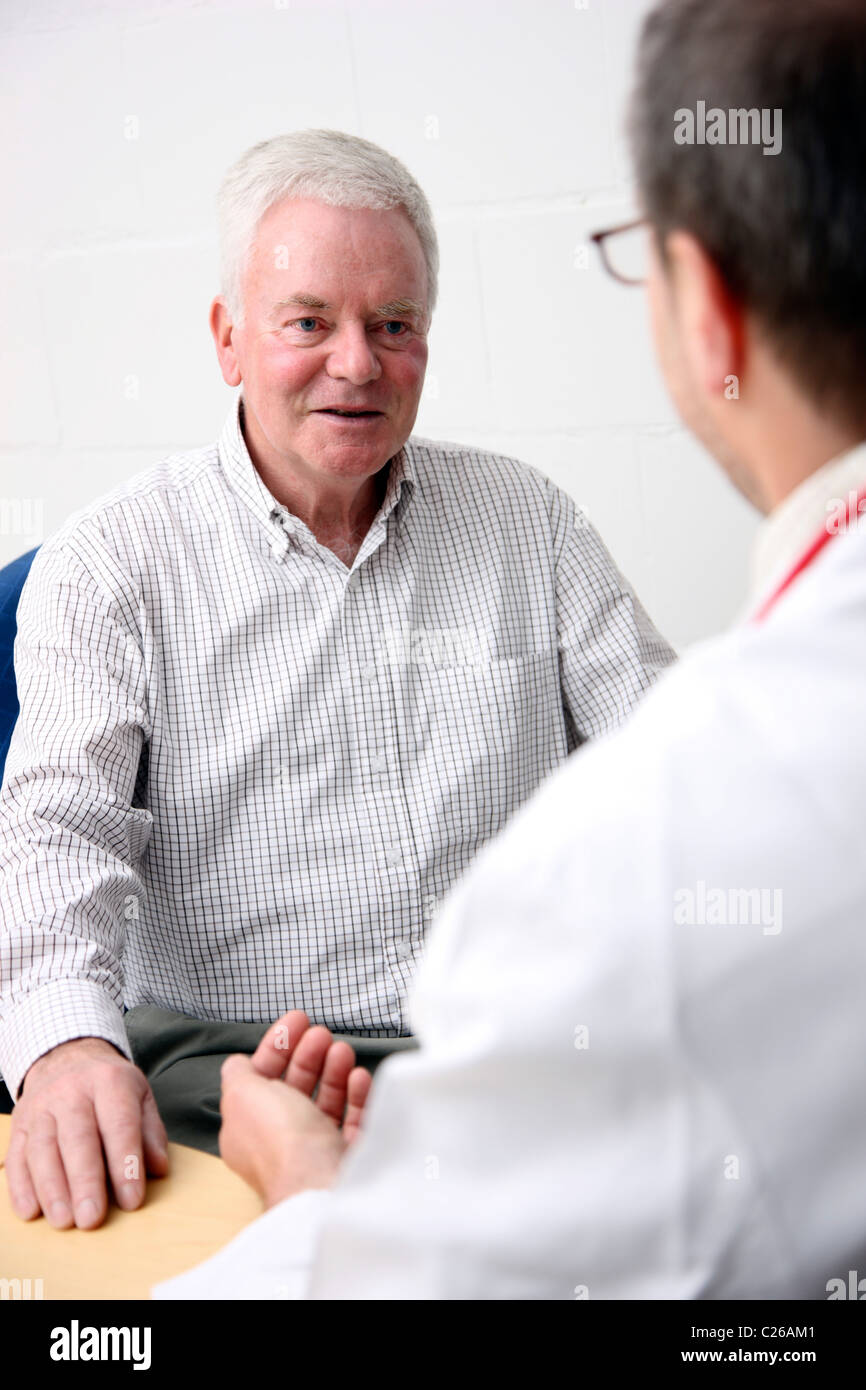 Senior, uomo, 71 anni, sesso maschile, in consultazione con il suo medico. Foto Stock