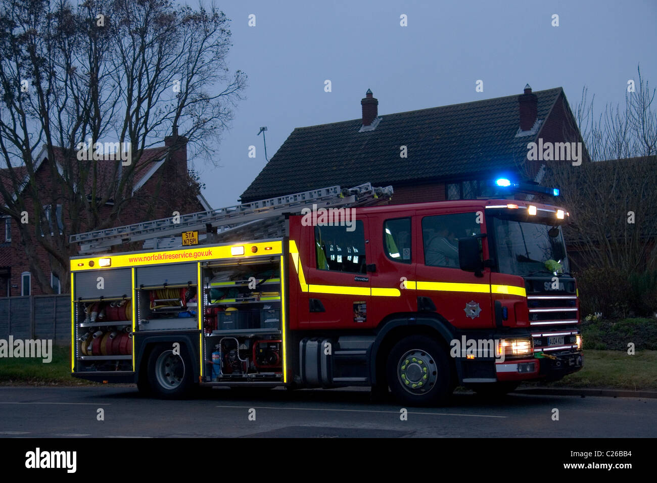 Norfolk Fire & Rescue in una casa del fuoco del camino di soccorso. Foto Stock