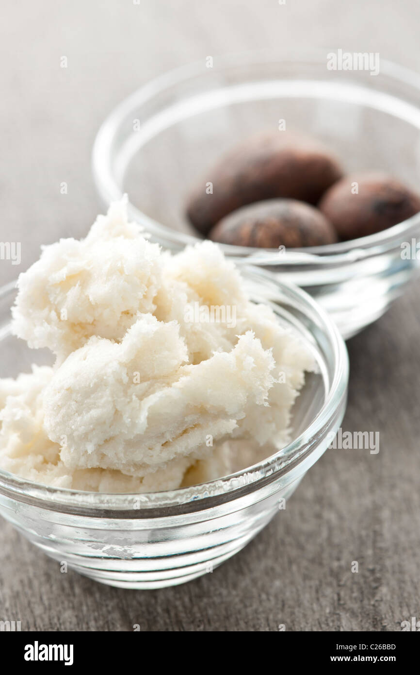 Noci di karité e sheabutter in ciotole in vetro Foto Stock
