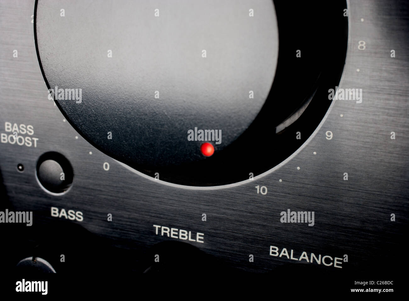 Orizzontale di close-up di un ingresso audio per il controllo del volume girato fino a dieci Foto Stock