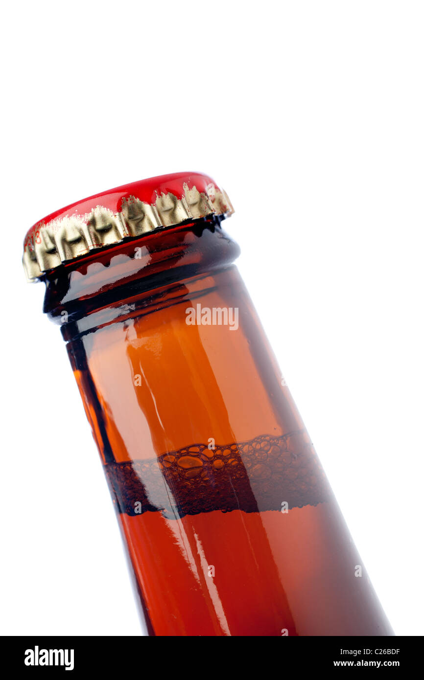 Immagine di una posizione inclinata birra bruna collo di bottiglia su bianco Foto Stock