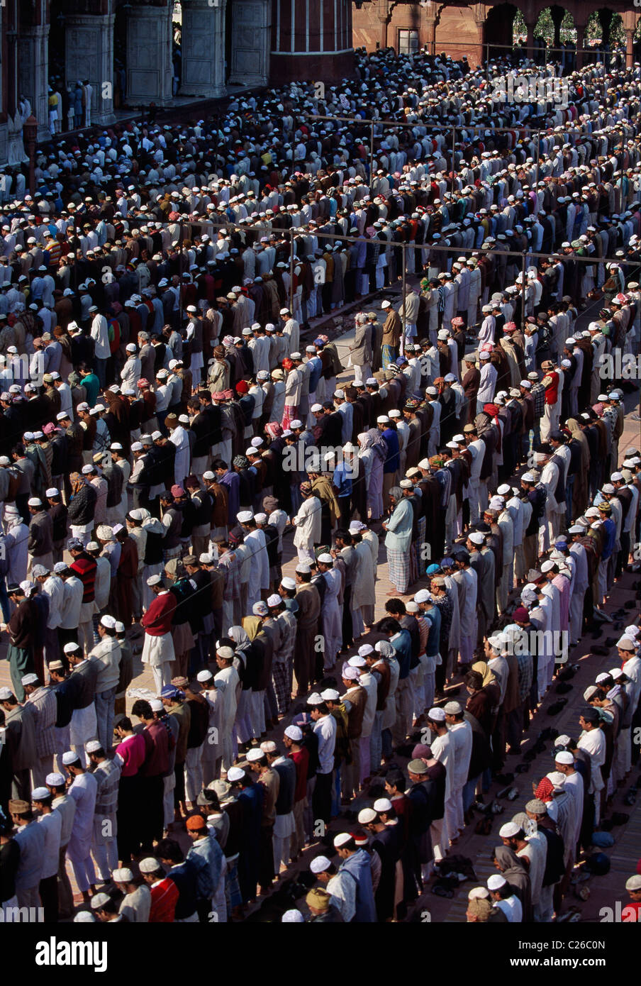 Musulmani indiani stand durante le preghiere del venerdì a Jama Masjid nella Vecchia Delhi, India. Il cortile principale può contenere 25.000 fedeli. Foto Stock