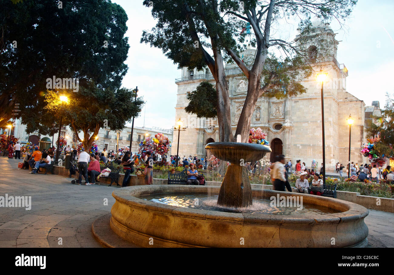Fontana al di fuori della cattedrale della città di Oaxaca Messico Foto Stock