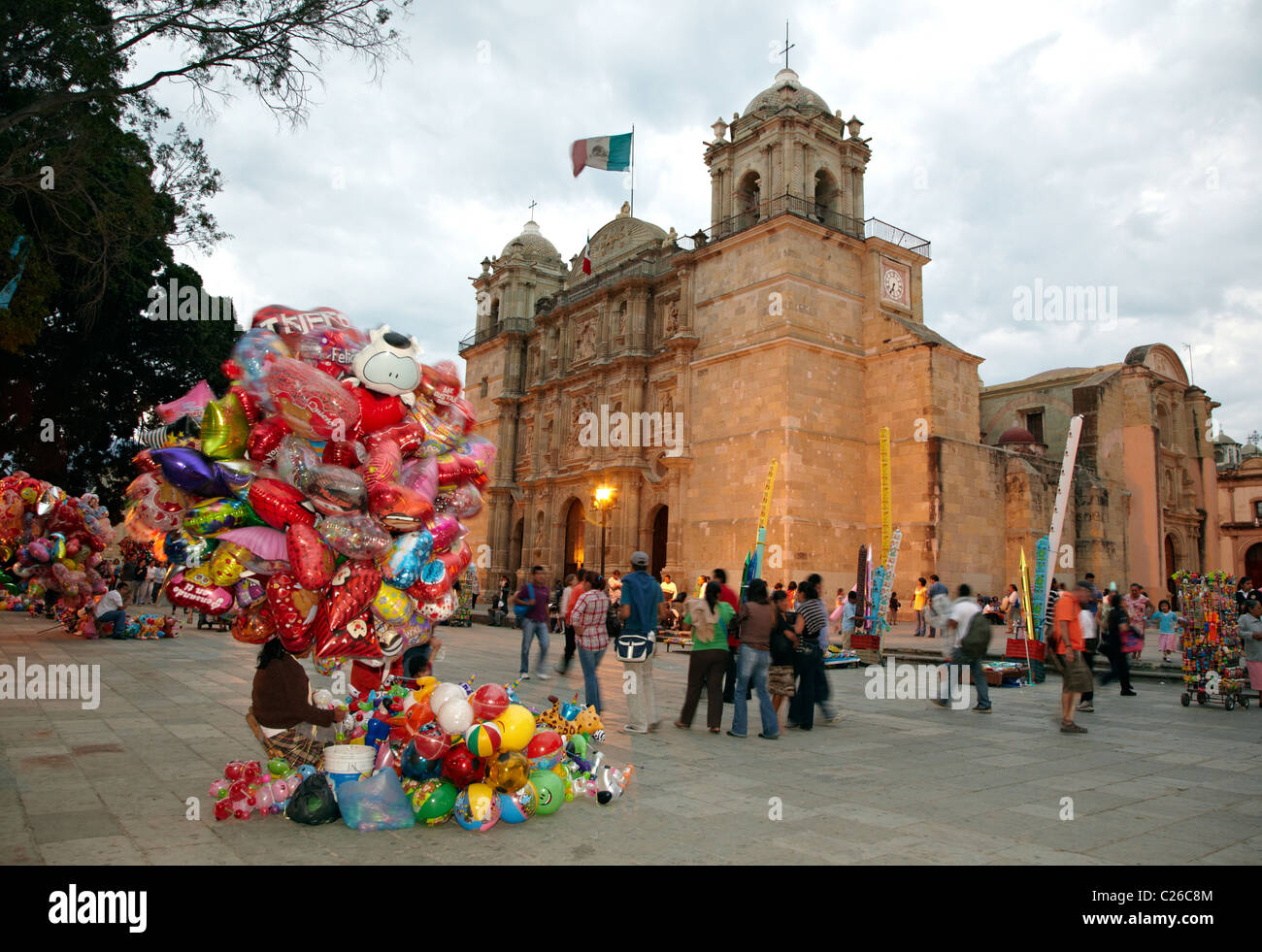 Palloncini fuori dalla cattedrale città di Oaxaca Messico Foto Stock