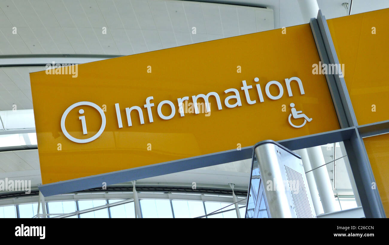 Informazioni segnaletica nel terminal dell'aeroporto. Foto Stock