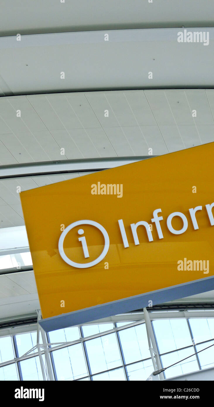 Informazioni segnaletica nel terminal dell'aeroporto. Foto Stock
