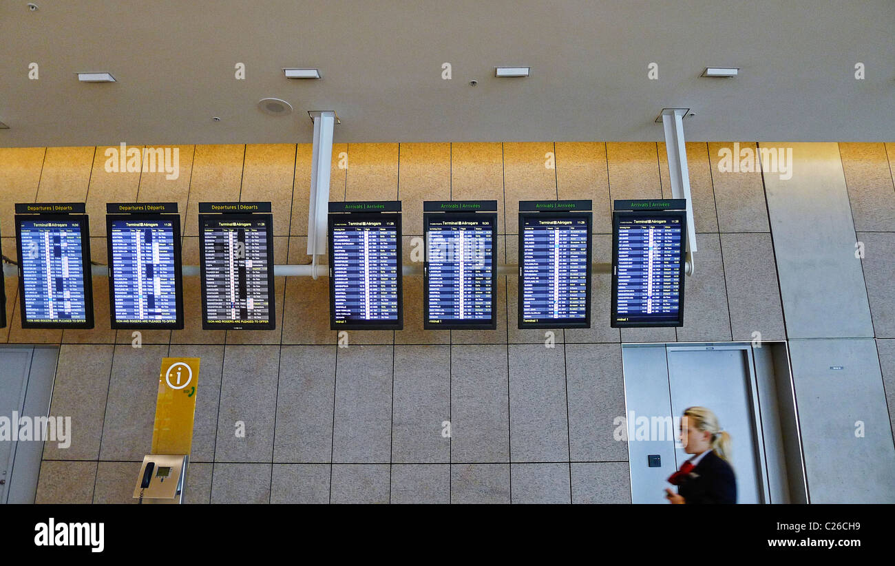 Arrivo e partenza schermate nel terminal dell'aeroporto. Foto Stock