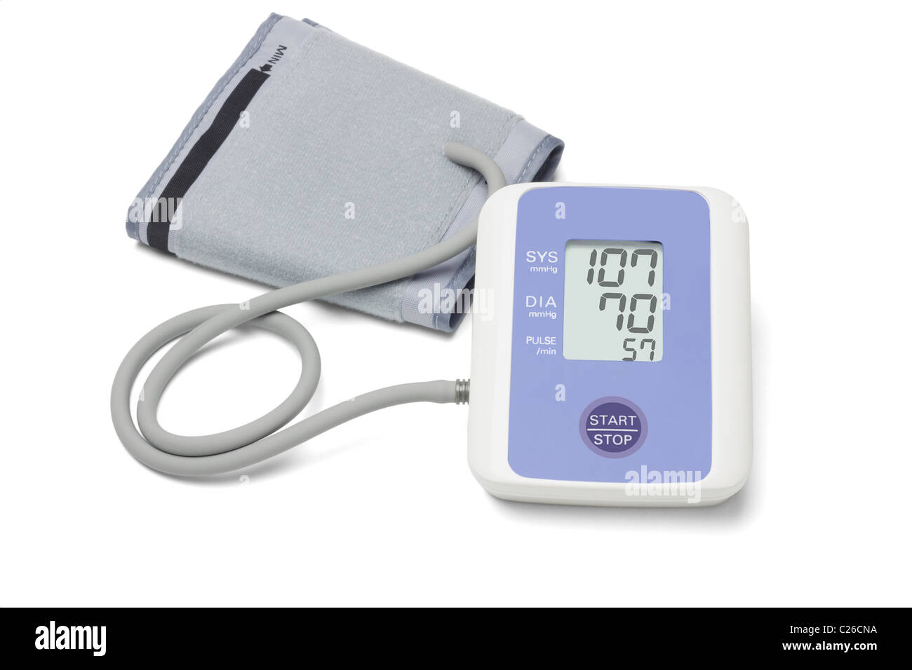 Automatica e digitale il monitoraggio della pressione sanguigna misuratore su sfondo bianco Foto Stock