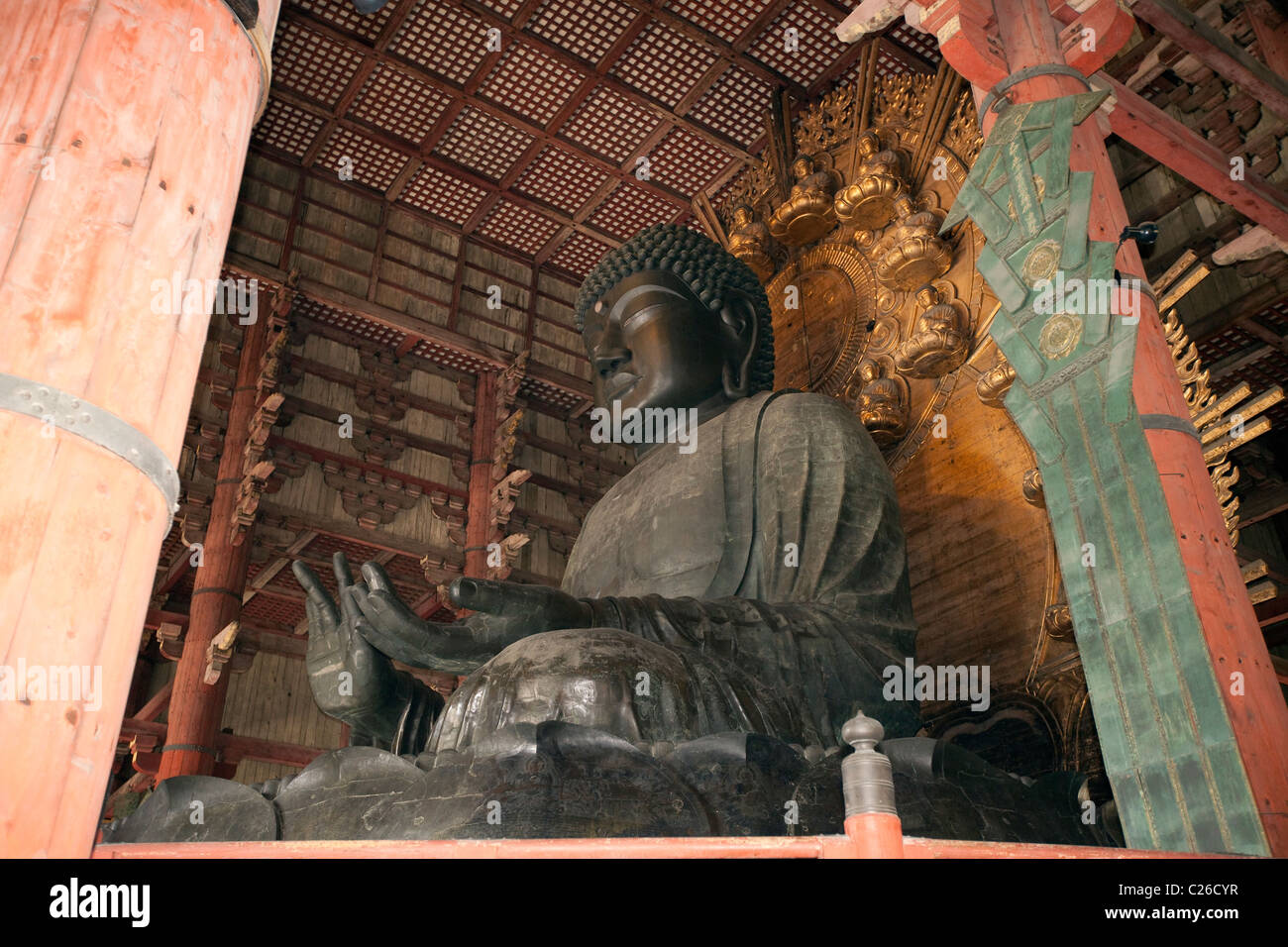 Daibutsu (Grande Buddha) in Daibutsu-den (Hall del Grande Budda), il Tempio di Todai-ji. Foto Stock