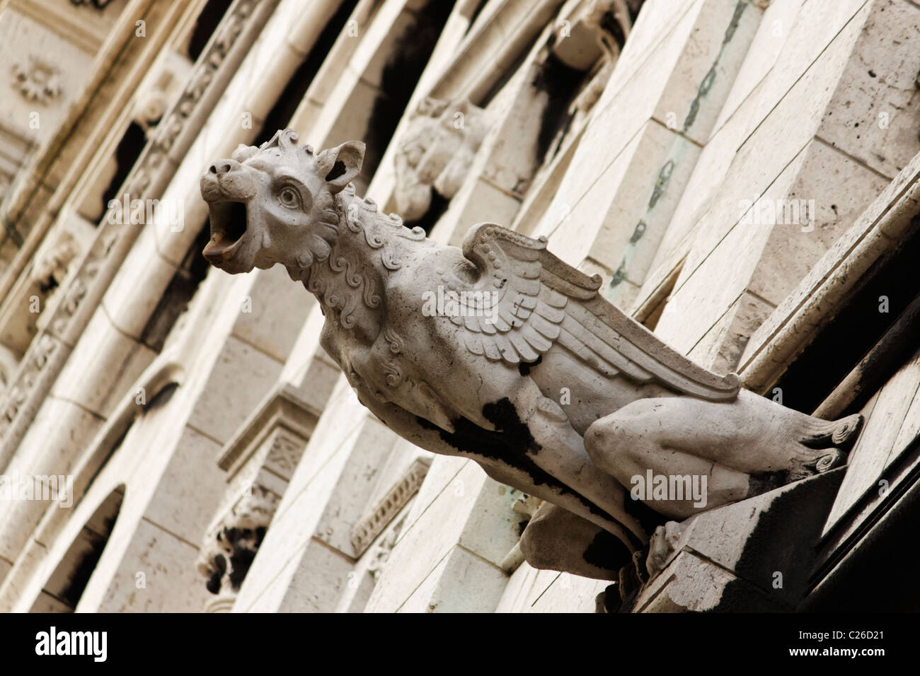 Un gargoyle statua del Sacro Cuore e a Montmartre, Paris. Foto Stock