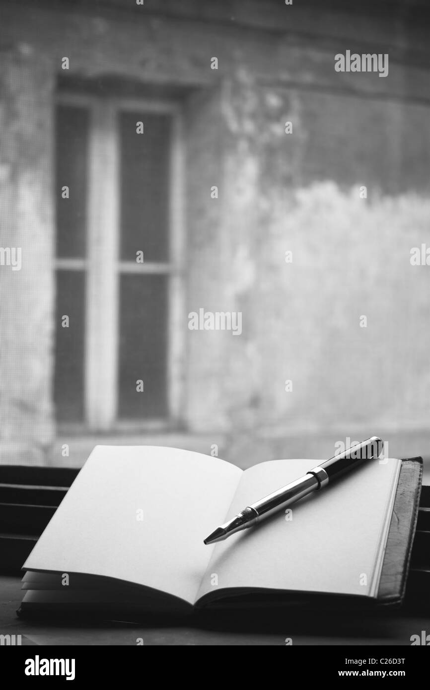 Apri il libro di scrittura con la penna Foto e Immagini Stock in Bianco e  Nero - Alamy
