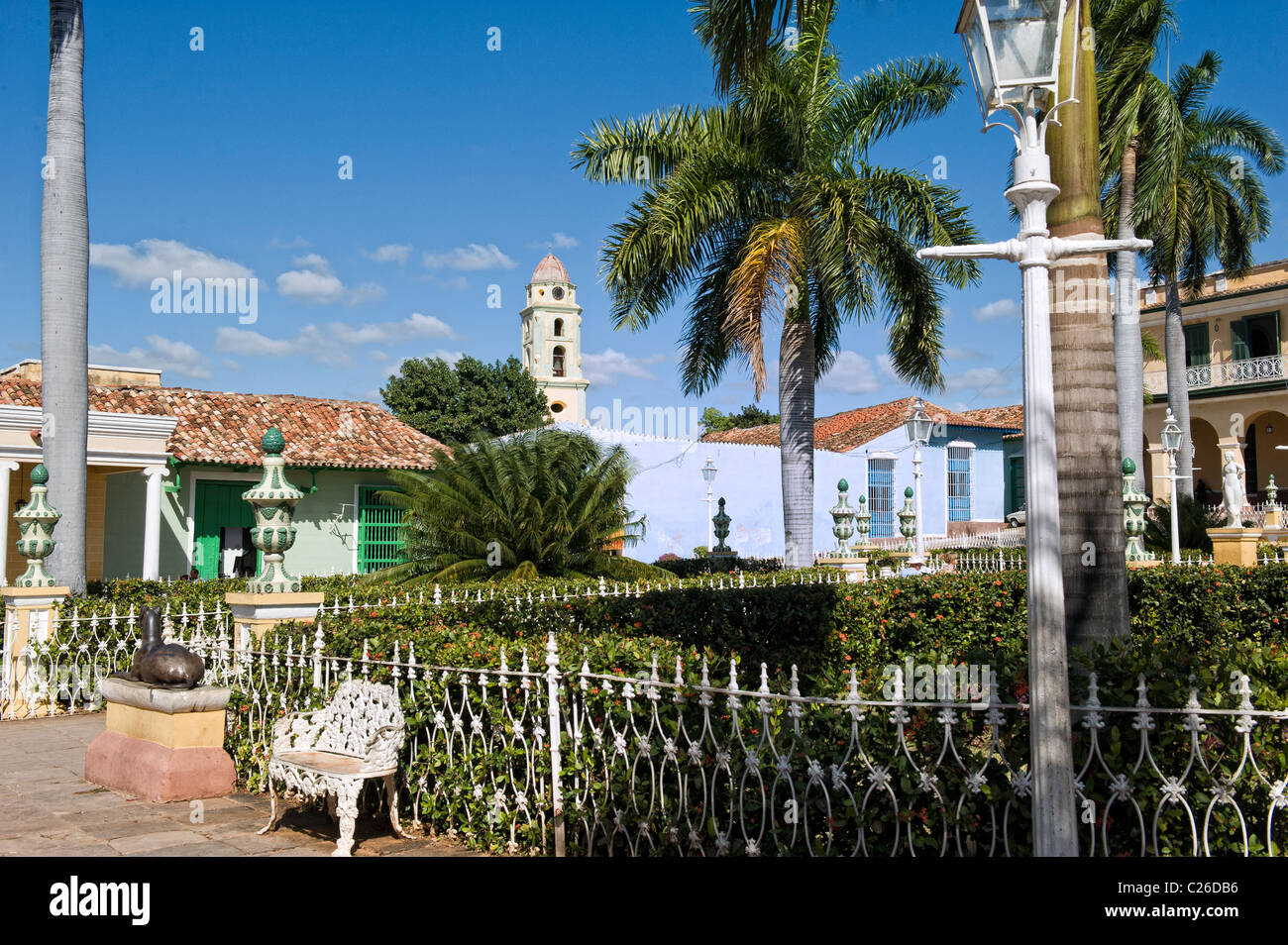 Plaza Mayor, bianco ferro battuto da banco, Trinidad, Cuba Foto Stock