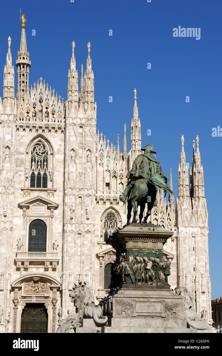 Facciata gotica del Duomo di Milano e il monumento a Vittorio Emanuele II in Piazza del Duomo. Foto Stock
