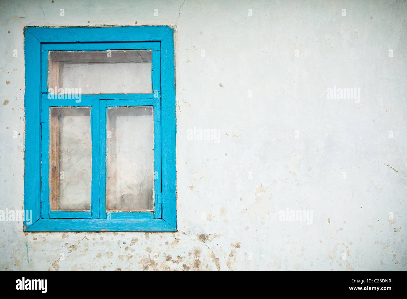 Il vecchio muro rotto con finestra verniciati con colore blu Foto Stock