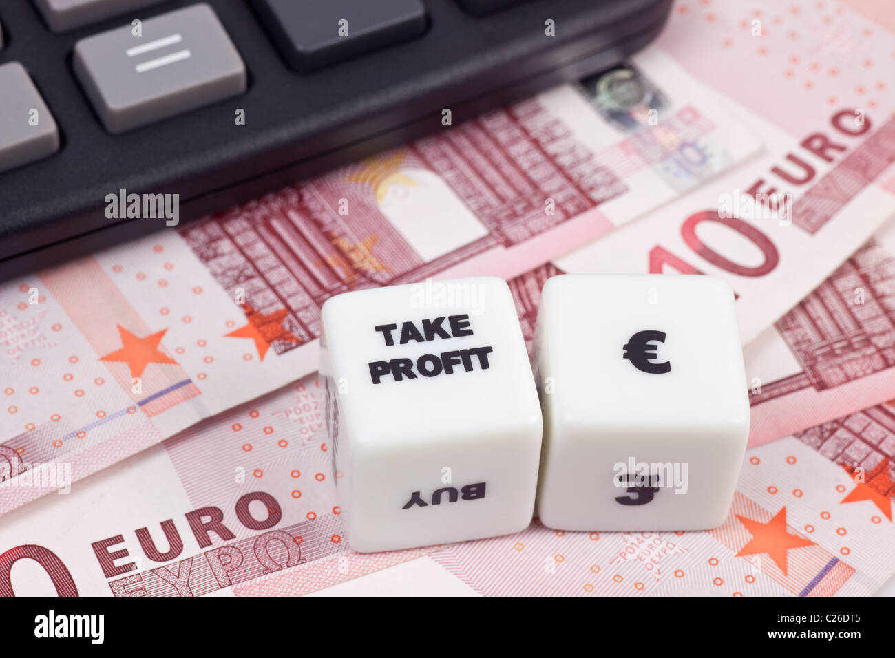 Valuta Euro con la calcolatrice e le piastrine che mostra prendere profitto Foto Stock