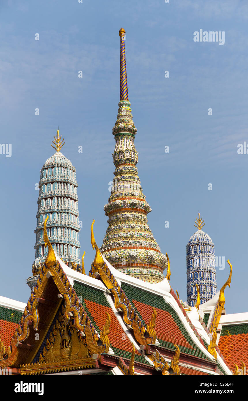 Colorate strutture scolpite di Wat Phra Kaew o il Tempio del Buddha di smeraldo al Grand Palace a Bangkok, in Thailandia Foto Stock