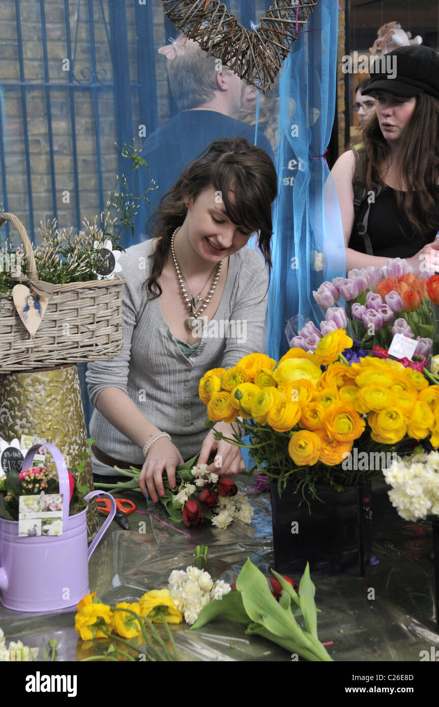 Pressione di stallo di fiori al mercato di Greenwich, Londra, Regno Unito. Foto Stock