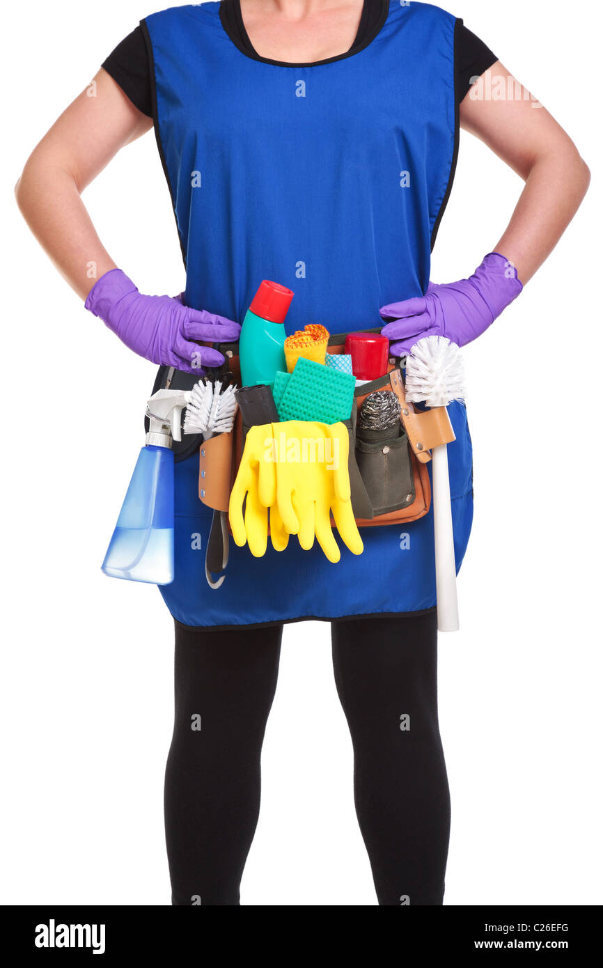 Foto di un pulitore che indossa una cintura portautensili pieno di attrezzature per la pulizia isolato su uno sfondo bianco. Foto Stock