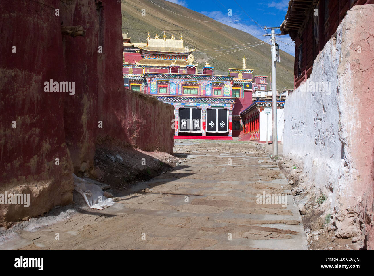 Cortile antistante il monastero buddista di molva nella regione del Tibet di Amdo Foto Stock