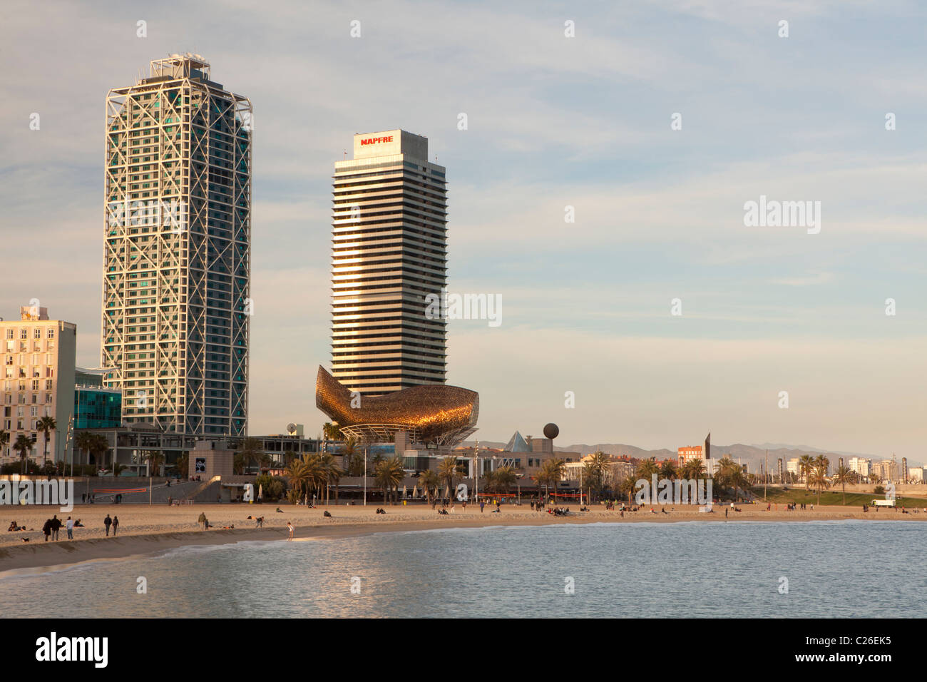 Torre Mapfre e Arts Hotel dalla spiaggia di Barceloneta, Barcellona, Spagna Foto Stock