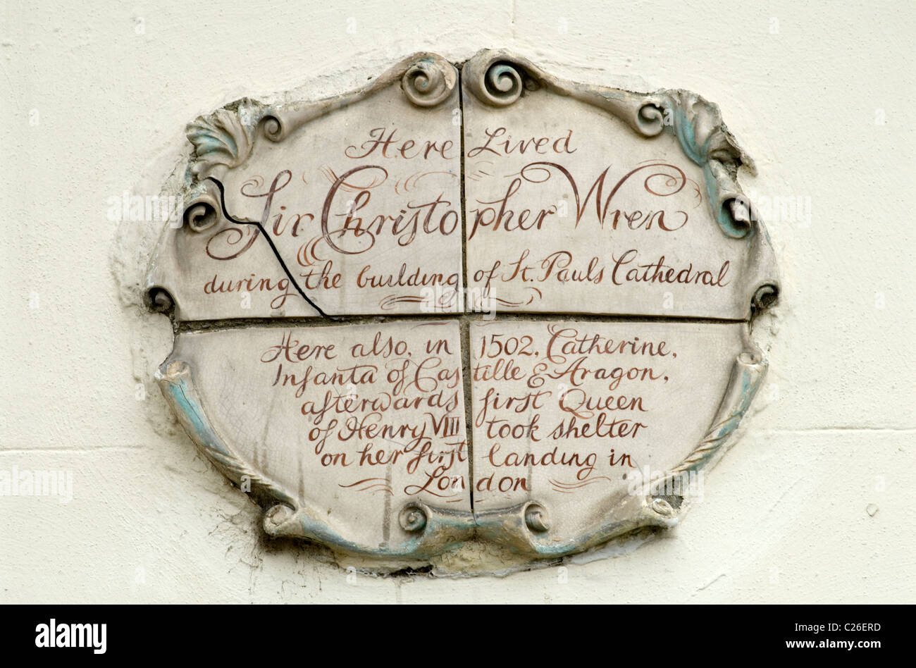 Sir Christopher Wren. Targa sopra la porta della casa nel 49 Bankside Southwark London SE1 dove visse mentre costruiva la Cattedrale di St Paul. Più tardi nel 1502 Caterina Infanta di Castiglia e Aragona, la prima regina di Enrico VIII si rifugiò qui quando arrivò per la prima volta a Londra. Era anche il Cardinals Cap, una locanda Tudor. REGNO UNITO. 2011 2010S UK HOMER SYKES Foto Stock