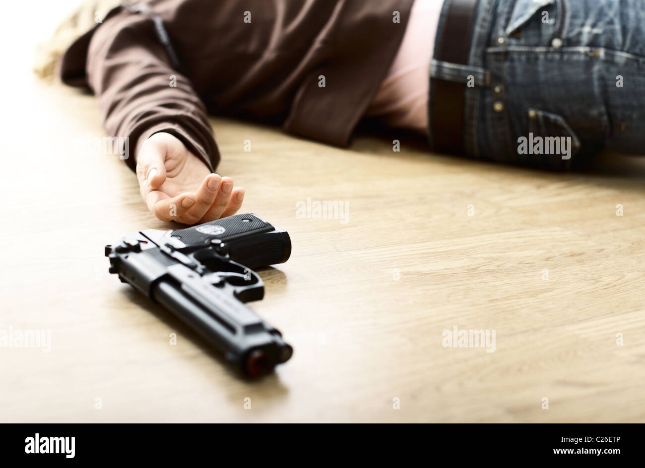 Scena del crimine, corpo morto sul pavimento e la pistola fuoco selettivo immagine Foto Stock