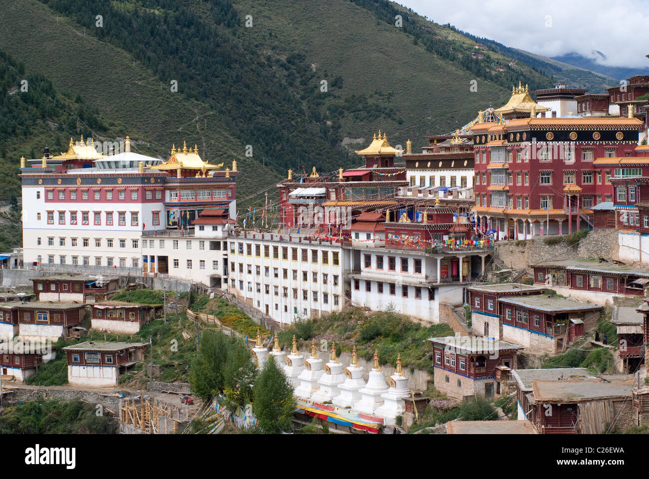 All'interno di un grande Buddista Tibetana e monastero tibetano tradizionale villaggio di alta sul pendio sopra la città di Bayu. Foto Stock