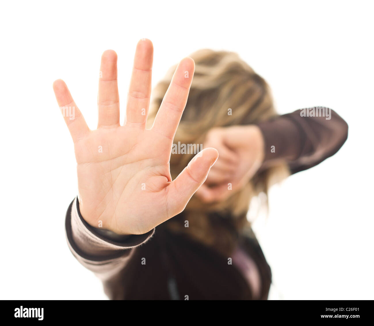 Ragazza caucasica proteggersi dalla violenza messa a fuoco selettiva Foto Stock