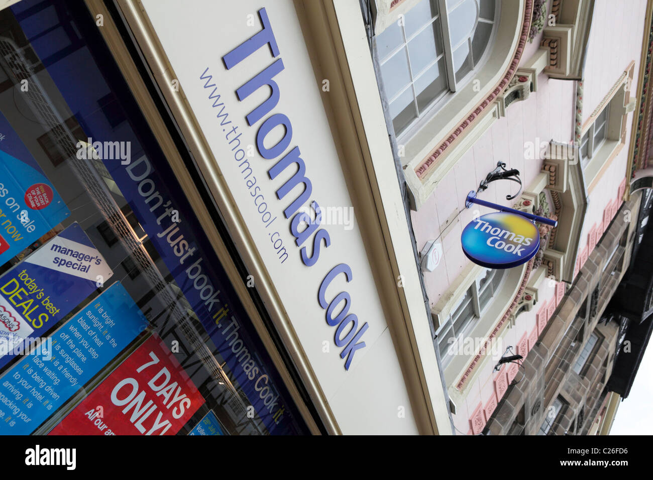 THOMAS COOK, ben noto e popolare high street gli agenti di viaggio ,loro ramo di Shrewsbury è visto qui in corrispondenza di un estremo aspetto angolata. Foto Stock