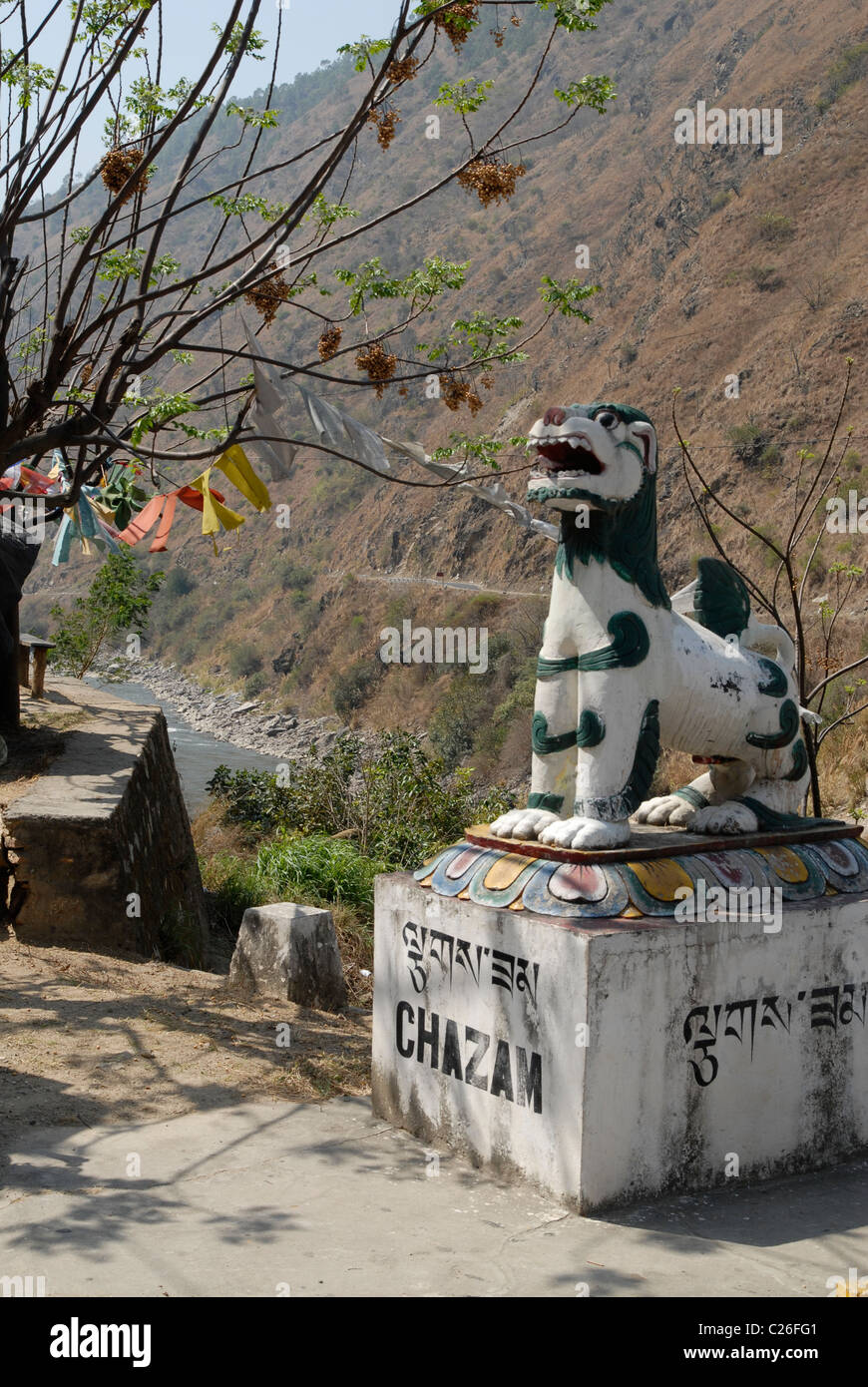 Statua di una neve leone presso il ponte sul fiume 'Drangme Chu' vicino a Trashigang, Est Bhutan Foto Stock