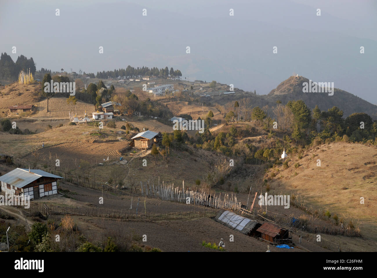 Visualizza in basso per le aziende agricole della nuova pista (in costruzione) nell est del Bhutan Trashigang sopra. Foto Stock