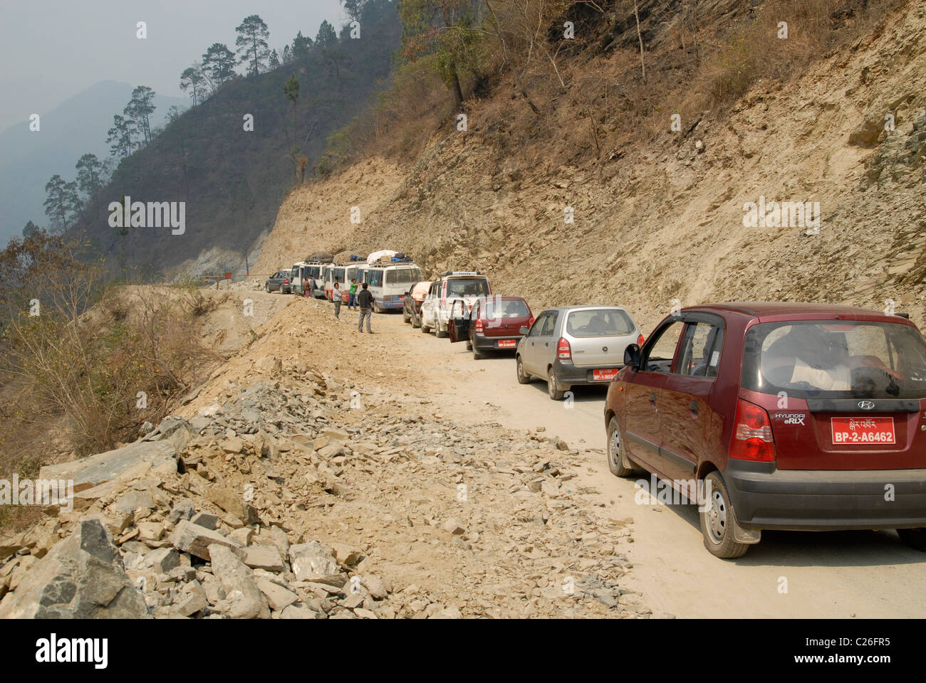 Traffico e lavori in corso vicino Lingmethang (tra Mongar e Jakar/Ura), Bhutan Foto Stock