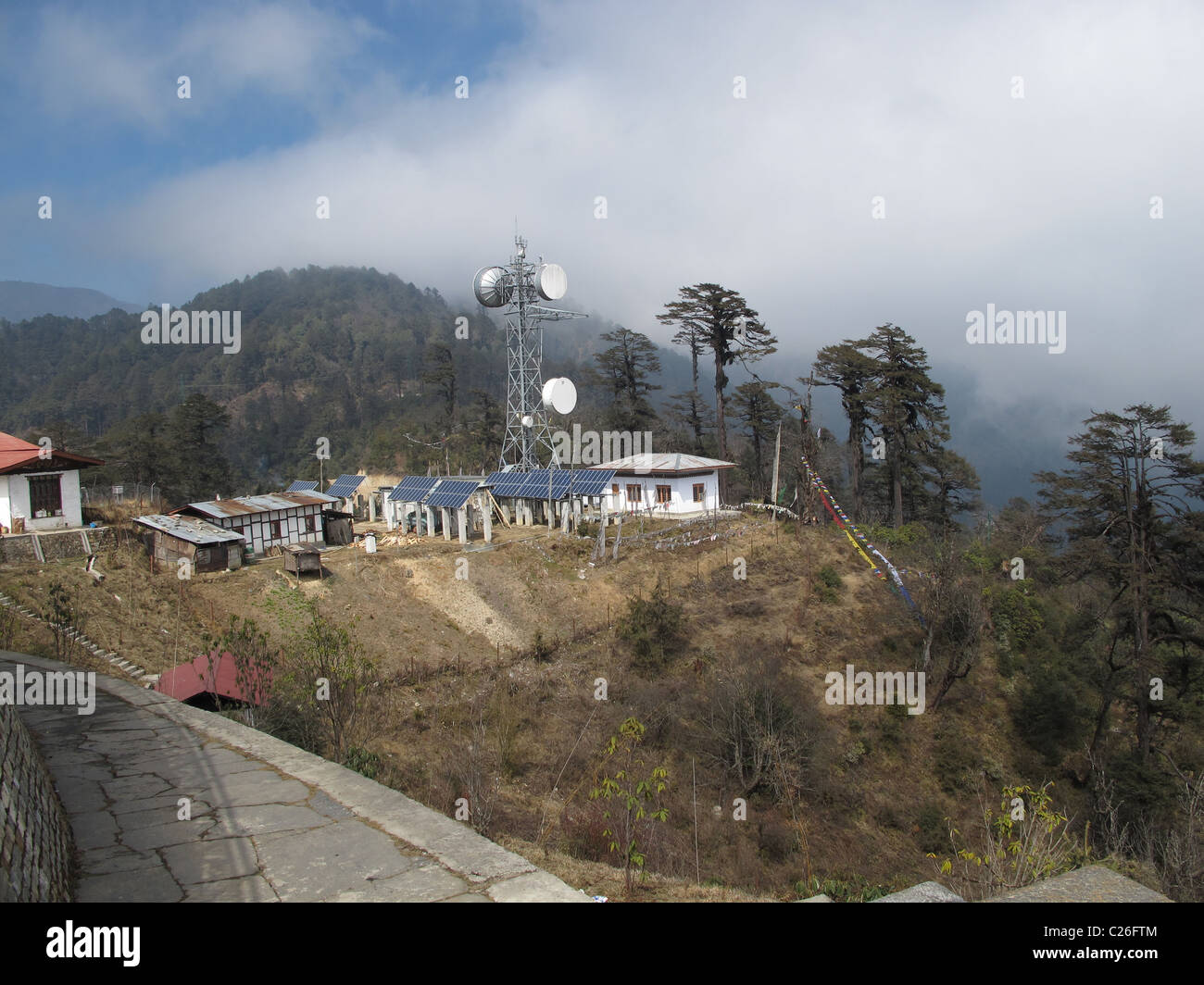 Foto-voltaico e sistemi di antenne per telecomunicazioni, Dochula Pass, Bhutan Foto Stock