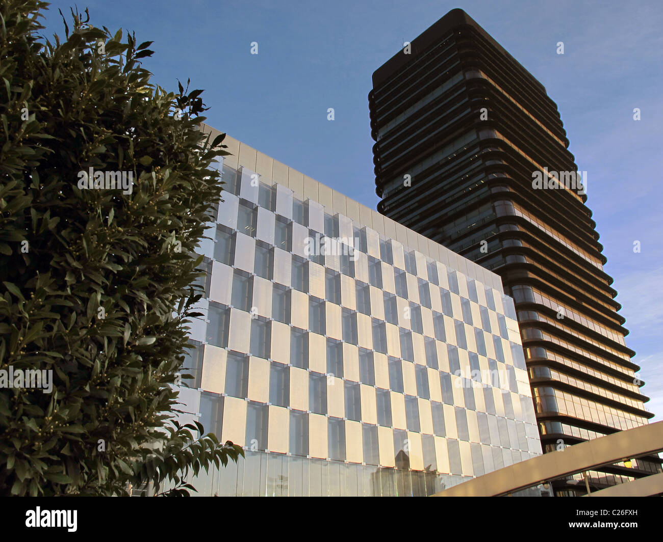 Due edifici sul cielo blu in Madrid Spagna Foto Stock