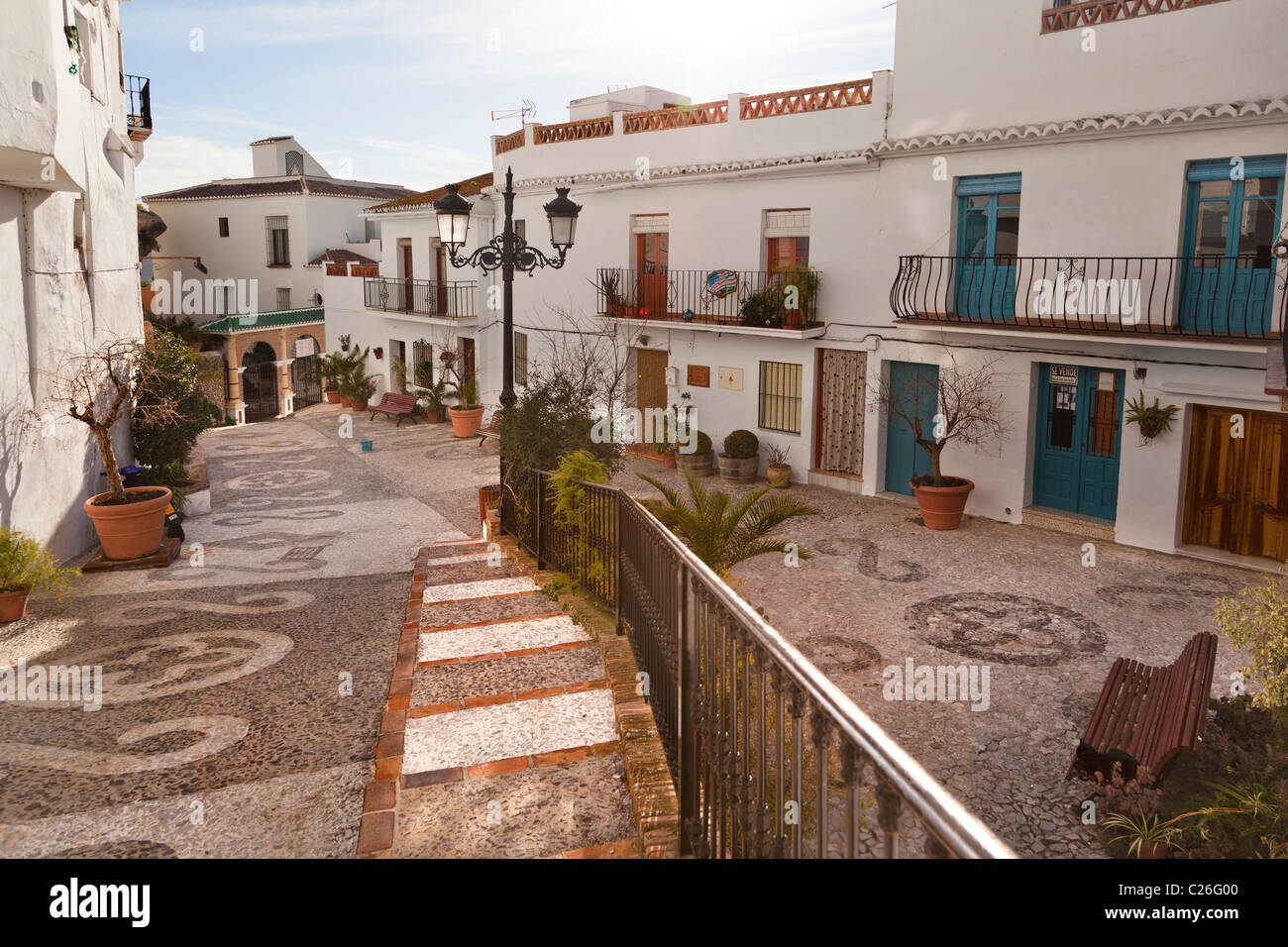 Una strada il pittoresco villaggio di Frigiliana, vicino a Nerja, provincia di Malaga, in Andalusia Andalusia Spagna meridionale Foto Stock