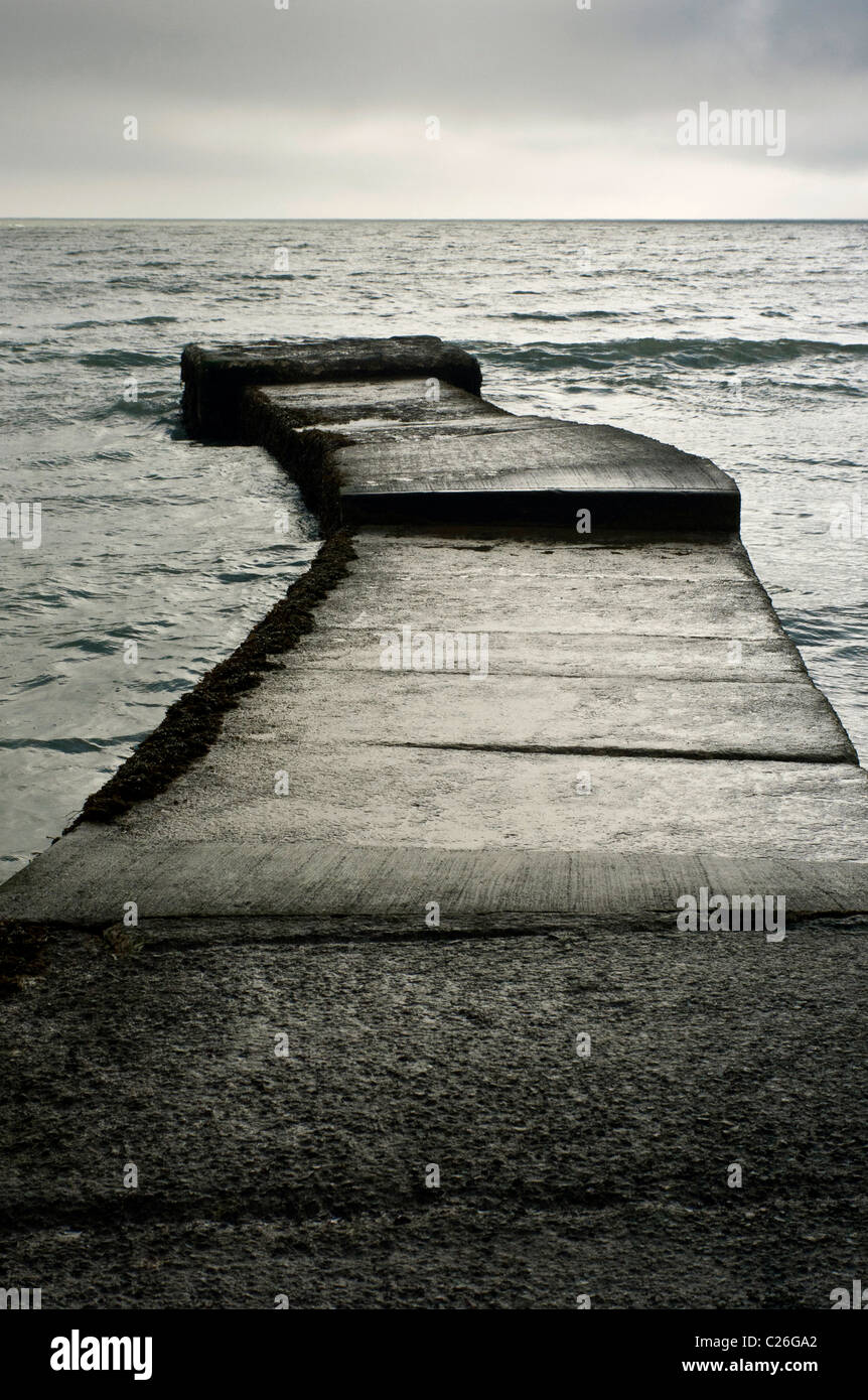 Un molo di cemento al fine di South Beach Tenby South Wales.spazio copia .montante dell'immagine. Foto Stock