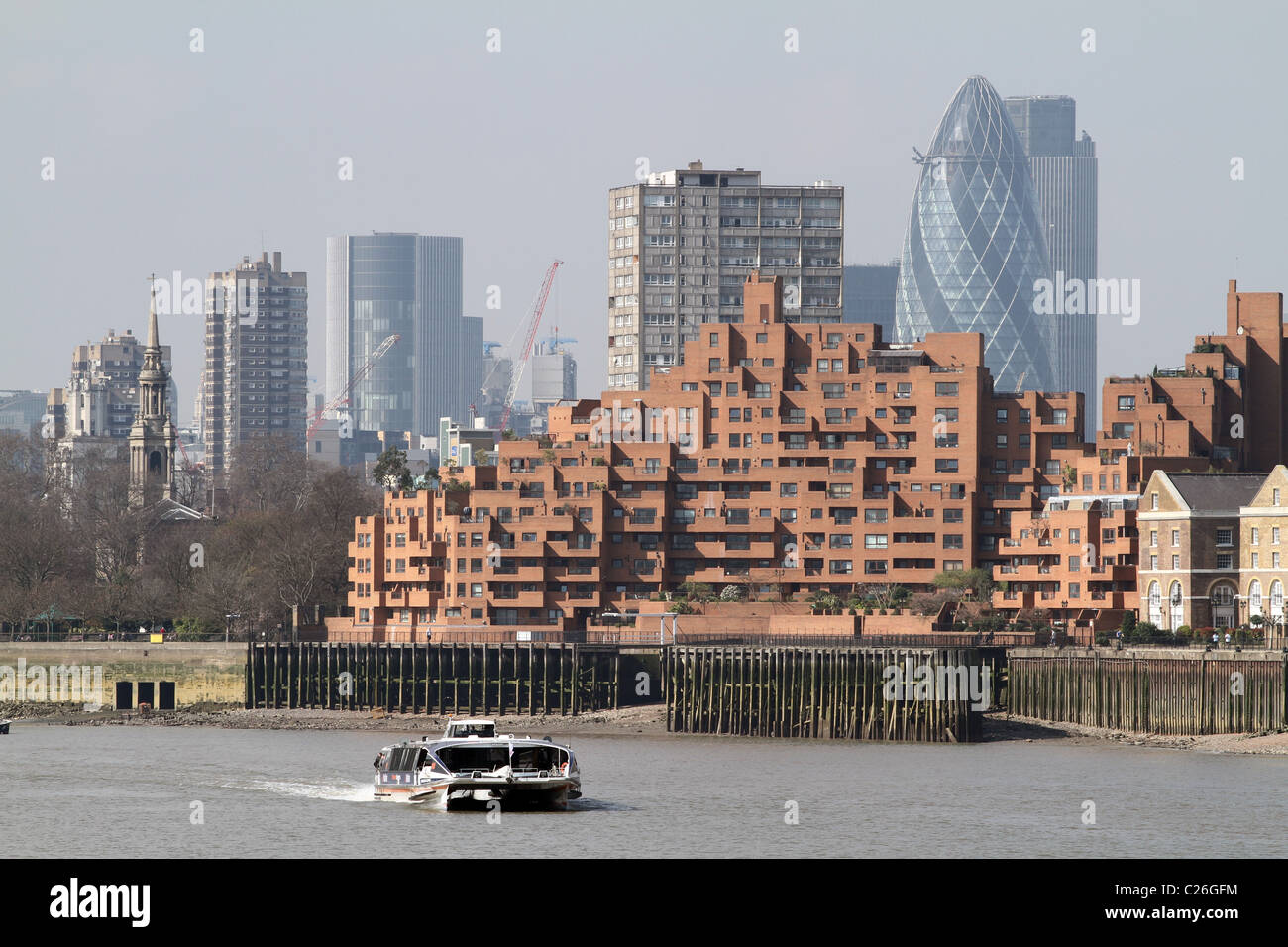 Regno Unito. Fiume tour in barca sul Tamigi con City di Londra IN BACKGROUND Foto Stock