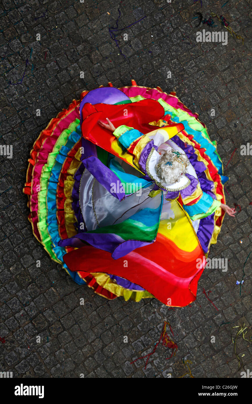 Guardando verso il basso in corrispondenza di una rotazione ballerina di Samba un arcobaleno abito, ballare sulle strade durante il Mardi Gras sfilata di carnevale a Sesimbr Foto Stock