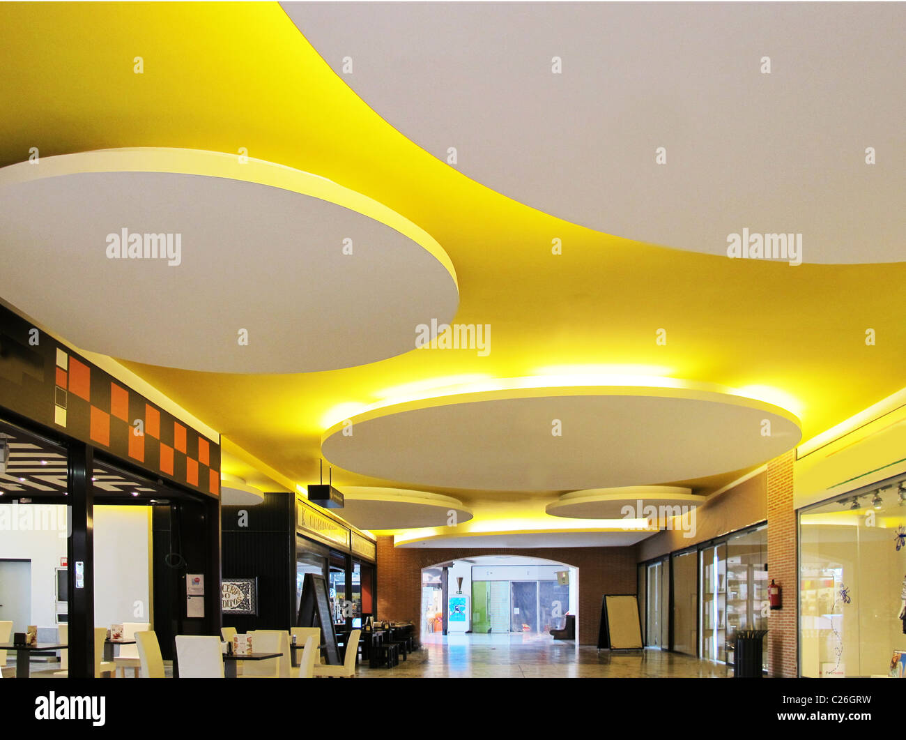 Dettaglio di un soffitto di colore giallo in un centro commerciale Foto Stock