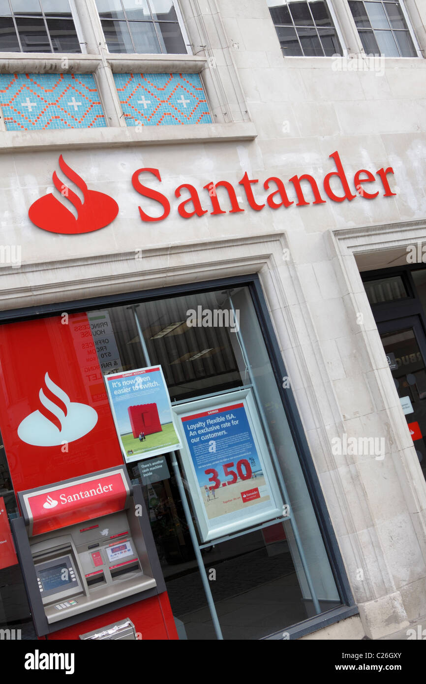 SANTANDER,uno dei giganti del settore bancario con origini spagnole il nome dell'azienda e logo associati vengono visualizzati qui. Foto Stock