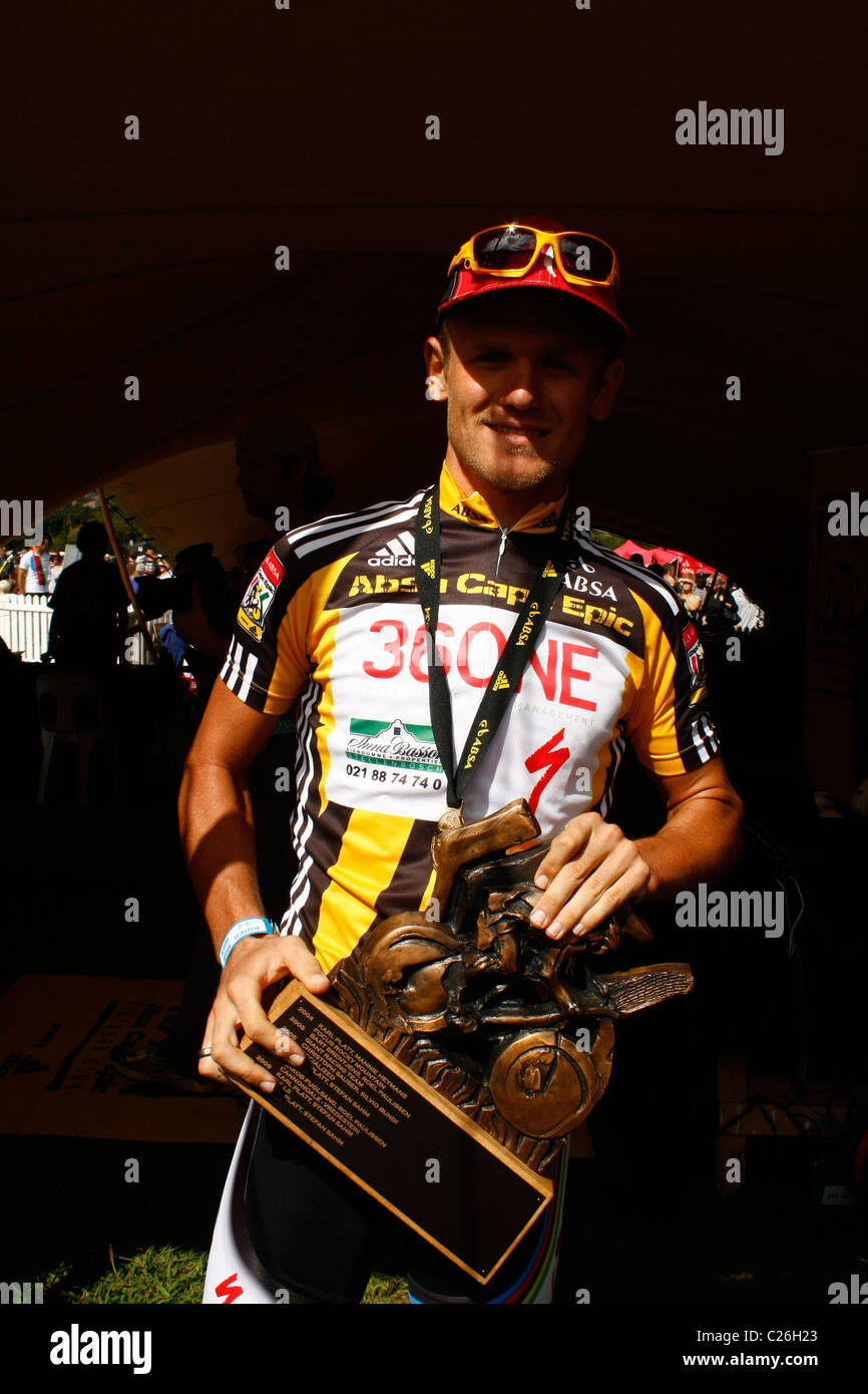 Burry Stander felice di aver ricevuto il trofeo per il 2011 ABSA Cape Epic Foto Stock