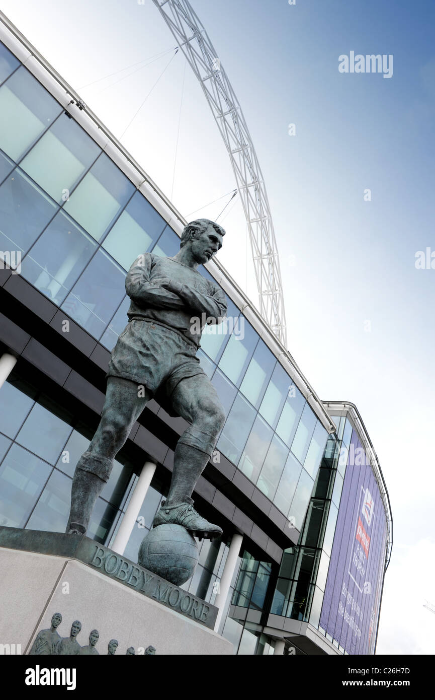 Bobby Moore statua al di fuori lo stadio di Wembley Foto Stock