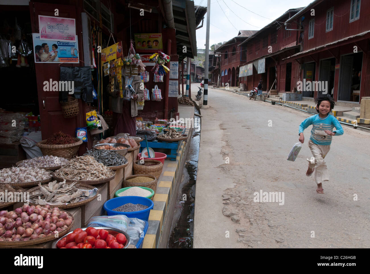 Scena di strada. Città Nahmsan. Il nord dello Stato di Shan. Myanmar Foto Stock