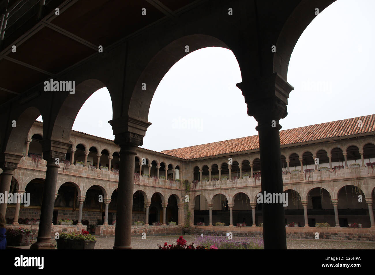 Archi coloniale in primo piano e sullo sfondo in Cusco il tempio del sole Foto Stock