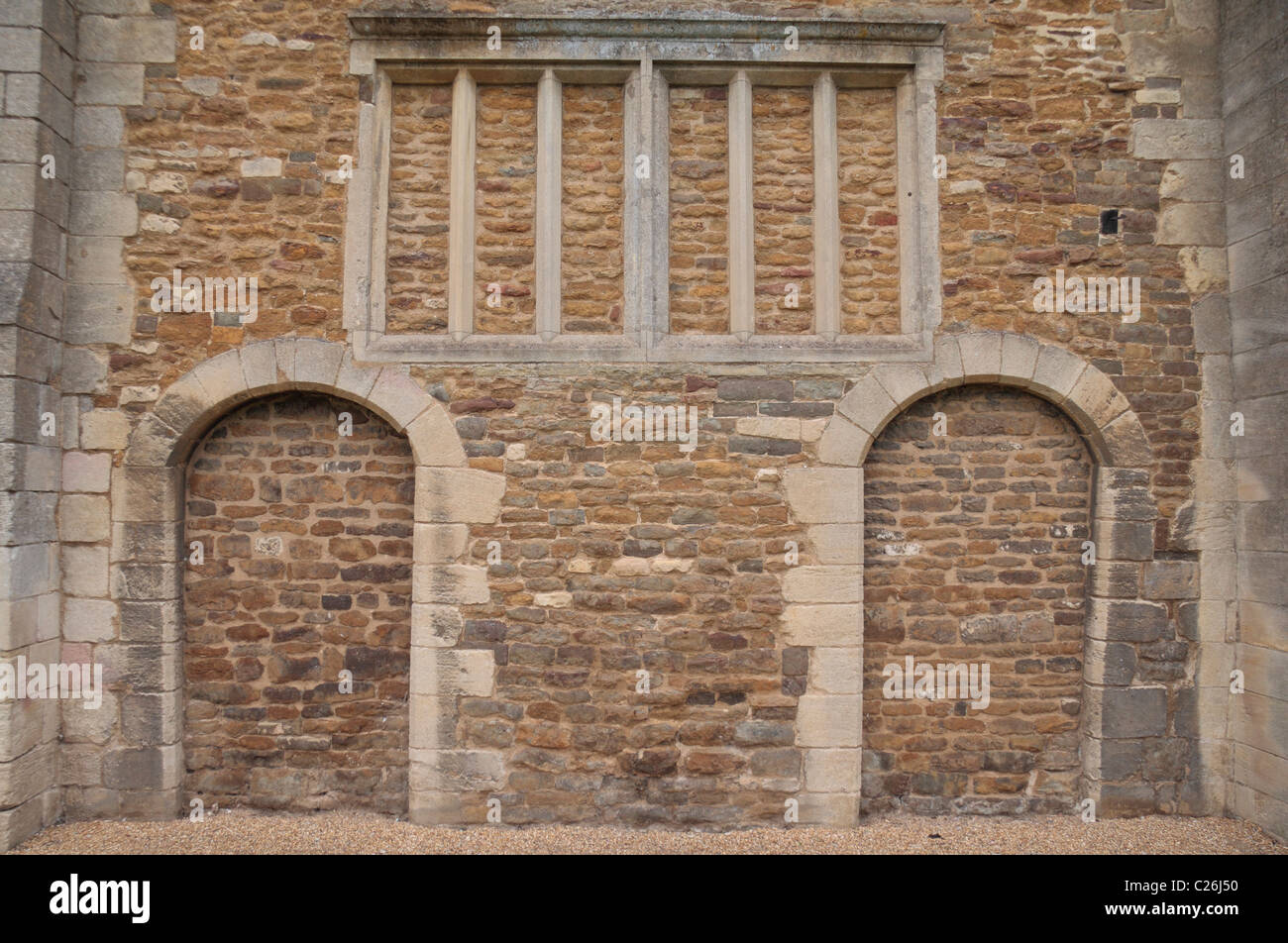 Dettaglio mostrante gli intricati cotto sigillato portali e finestre nella grande hall del castello di Oakham, Rutland, Inghilterra. Foto Stock