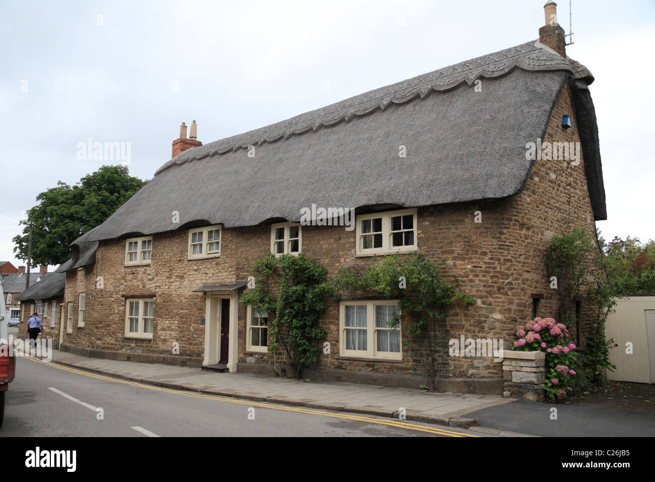 Pittoreschi cottage con il tetto di paglia nel grazioso villaggio di Oakham, Rutland, Inghilterra. Foto Stock