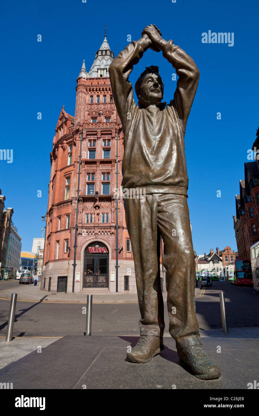 Brian Clough OBE statua di bronzo Brian Clough OBE dello scultore Les Johnson nel centro di Nottingham Nottinghamshire Inghilterra UK GB Europe Foto Stock