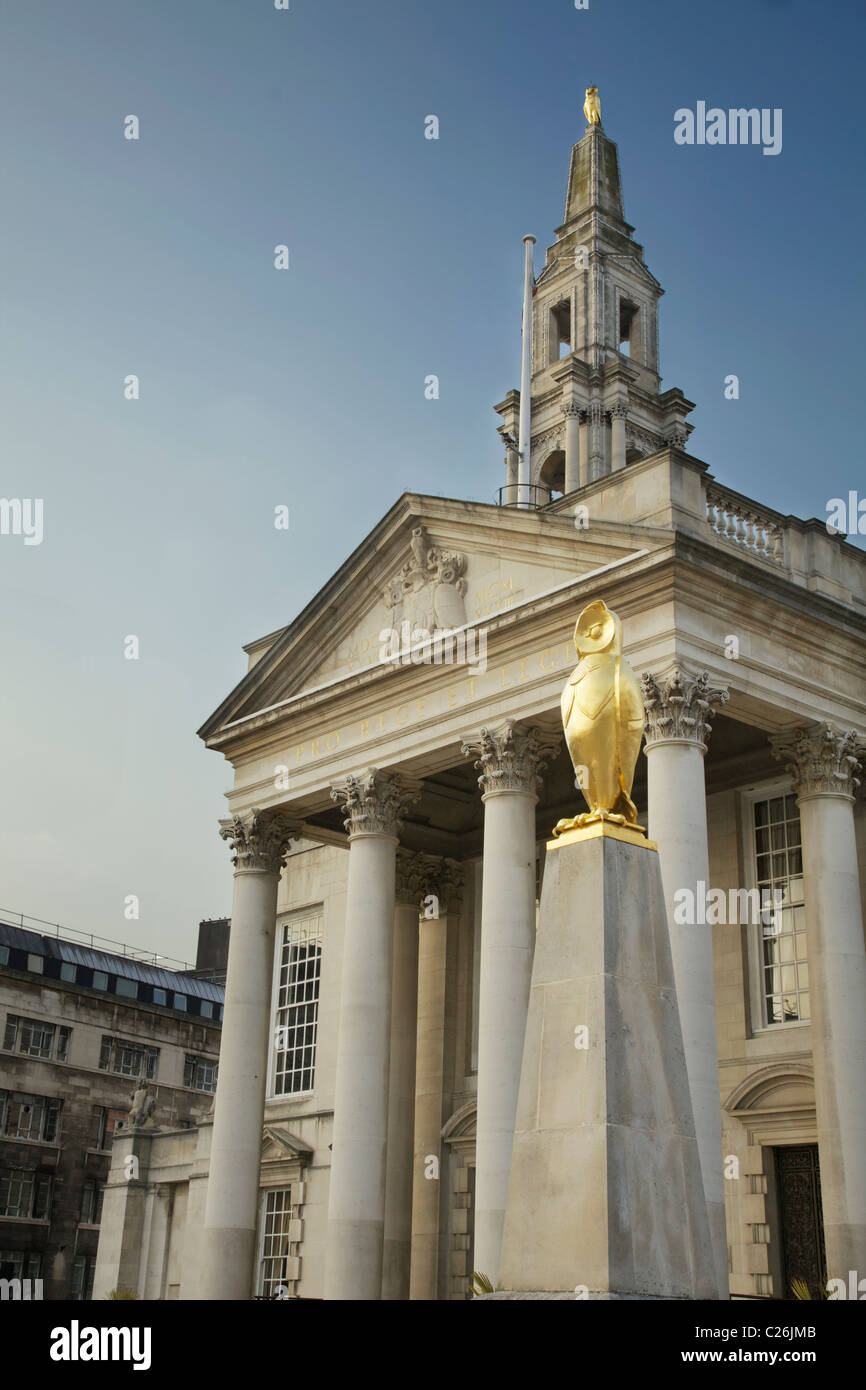 Il Gufo Reale di fronte a Leeds sala civica Foto Stock